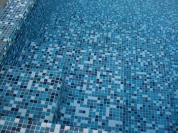 Fond de piscine en émaux à Fayence dans le Var