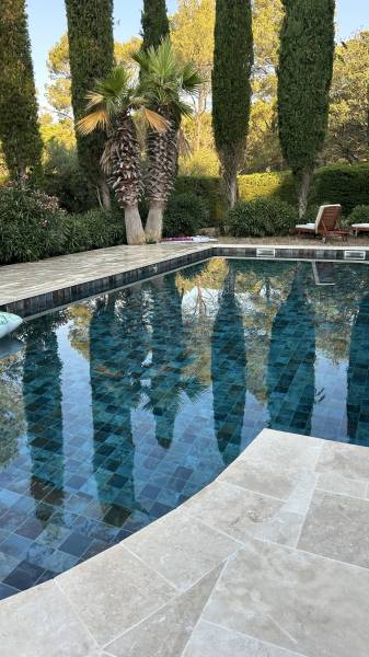 Réalisation du dallage d'une piscine 15 par 15 avec pose de chape mortier chez un particulier à Fayence proche Montauroux